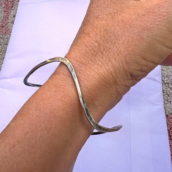 925 Jewelry Jewelry - Vintage Marked 925 Sterling Wave Design Bangle Wavy Bracelet 8g
